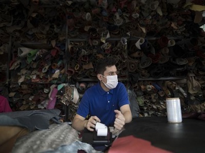 Hombre en una bodega de cueros