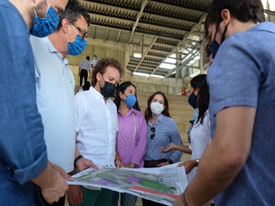 Funcionarios revisando plano del Parque Cultural del Caribe